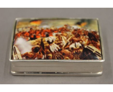 A silver snuff box set with a battle scene. 5 cm wide.