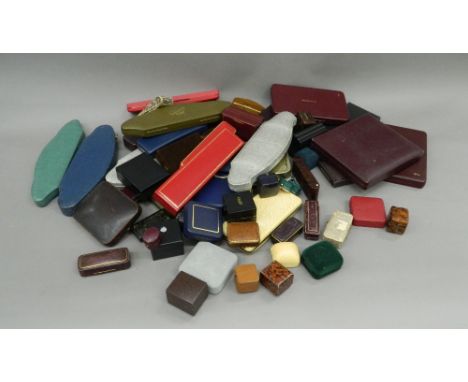 A quantity of vintage jewellery boxes