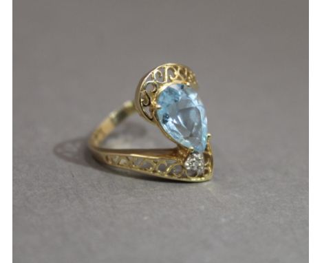 A 14 K gold aquamarine ring. Ring Size P. 