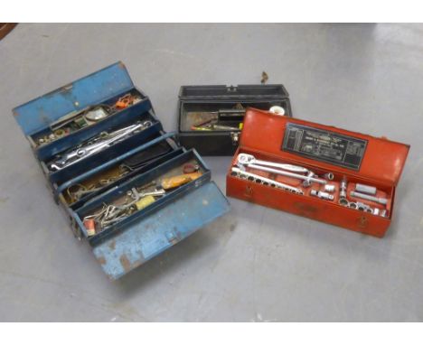 A PLASTIC TOOL BOX WITH HAND TOOLS AND TWO METAL TOOL BOXES AND CONTENTS