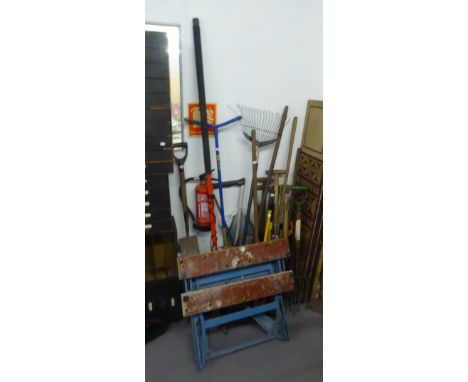 QUANTITY OF GARDEN AND HAND TOOLS VARIOUS 