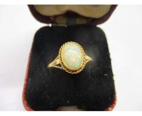 A 9ct gold opal ring 