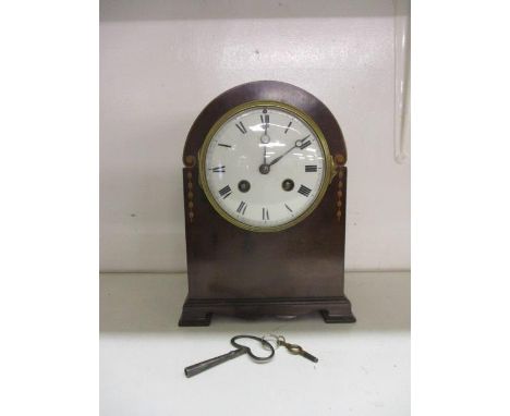 An Edwardian Sheraton revival mahogany cased mantle clock with two keys 
