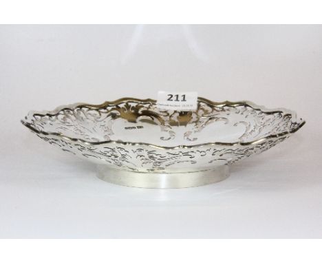 A heavy pierced hallmarked silver dish. Diameter 23 cm, H. 4 cm. Provenance : G. Light collection.