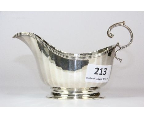 A hallmarked silver sauce boat. H. 8 cm, L. 15 cm. Provenance : G. Light collection.