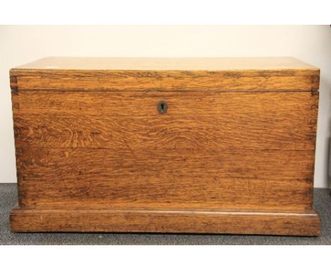 A 1920s oak travelling trunk. 89 x 44 x 50 cm.