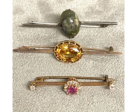 A ruby and diamond bar brooch, central old oval cut ruby with a surround of 9 rose and old cut diamonds with old cut diamond 