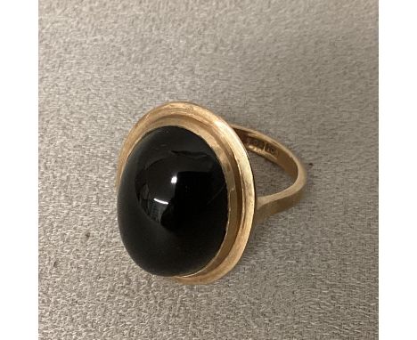 A 9ct gold and onyx ring 6.3g 