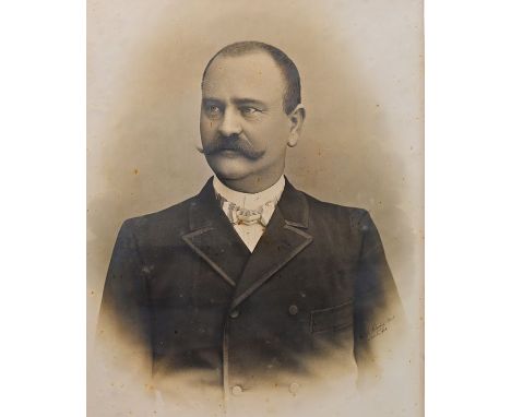 Rahmen mit Porträtfotografie, um 19008 cm Holz-Profilleiste, schwarz gelackt, mit verkröpften Ecken, Innenleiste in Gold abge