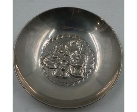 925 silver circular bowl with floral decoration in relief, D: 90mm, 30g. UK P&amp;P Group 1 (£16+VAT for the first lot and £2