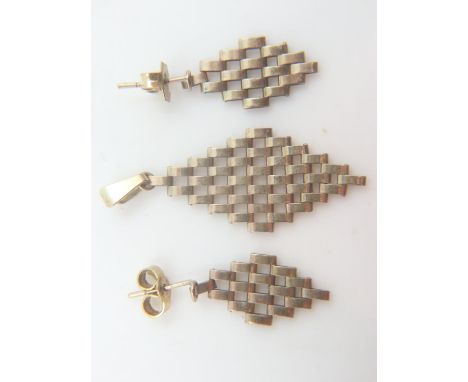 9ct gold pair of articulated earrings, with a 9ct gold pendant, combined 2.2g, pendant fully hallmarked for 375, earrings unm
