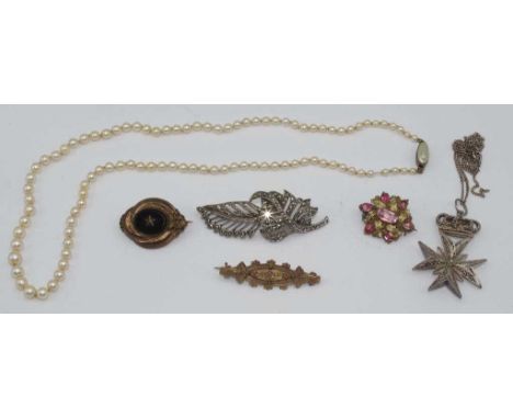 Six antique &amp; later jewellery pieces comprising of an A.J.C. rose gold fronted bar brooch, 3 other brooches, a graduated 