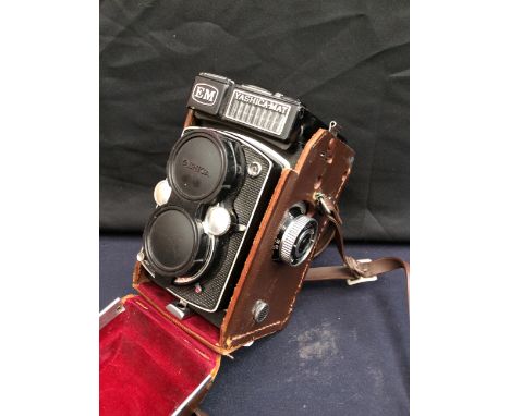  A late 20th century Yashica Mat 124 twin lens reflex film camera, bearing serial number EM4120067 and with original brown le