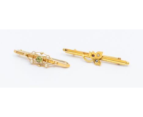 An Edwardian peridot and pearl 15ct bar brooch, with wire work decoration, length approx 40mm, C clasp with later base pin, t