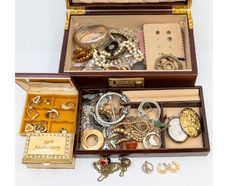 A collection of jewellery to include a pair of ruby set 9ct gold stud earrings, along with various silver, gilt and white met