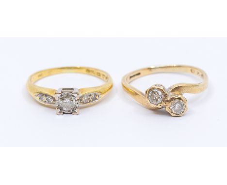 A diamond and 18ct gold two stone ring, comprising two round brilliant cut diamonds, total diamond weight approx 0.30ct, cros