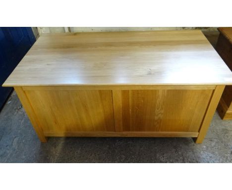 Modern good quality pale oak blanket box/trunk of rectangular form.  (B.P. 21% + VAT) 