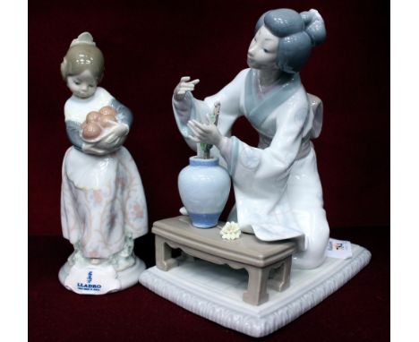 A LLADRO PORCELAIN FIGURINE of a Japanese lady arranging flowers, 20cm high together with a further Lladro porcelain figurine