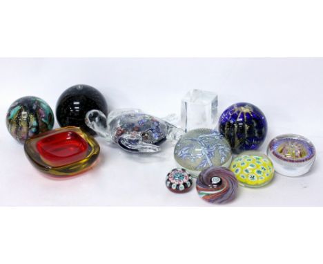 A GROUP OF VINTAGE PAPERWEIGHTS to include Whitefriars and Murano