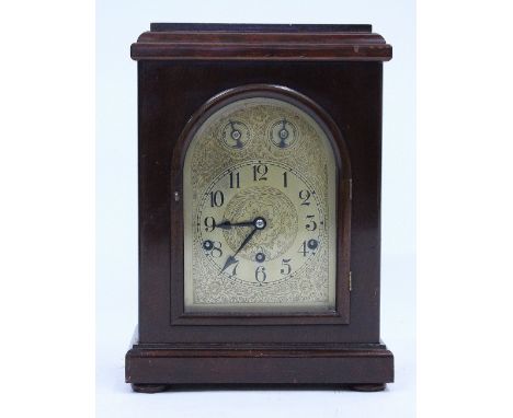 A MID 20TH CENTURY MAHOGANY CASED MANTLE CLOCK the brass dial with Arabic numerals, overall 27cm wide x 37cm high 