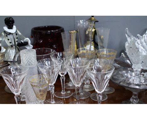 A GROUP OF GLASSWARE  to include five Waterford wine glasses, a Whitefriars style cranberry glass vase 24cm in height, Italia