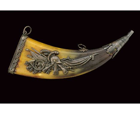 dating: 19th Century provenance: Austria Curved, pressed cow-horn body. Decorated with a beautiful, bas-relieved trophy featu