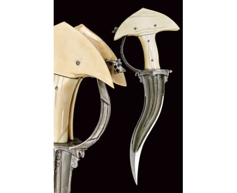 dating: late 17th Century provenance: India Moghul Curved, double-edged blade made of fine, Indian, Wootz damask, ribbed at t