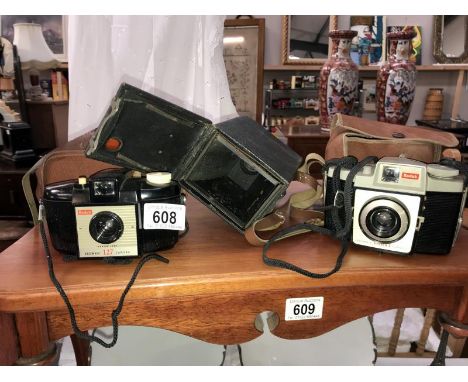 3 vintage camera's.