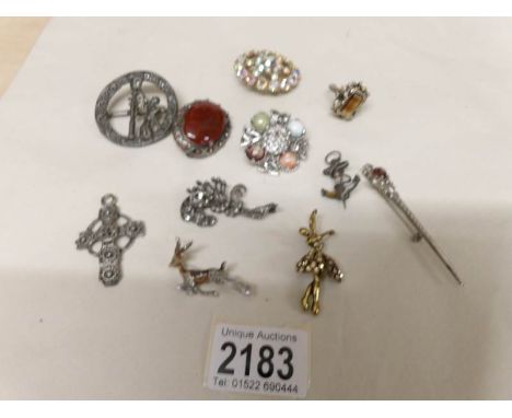 A small collection of vintage brooches.