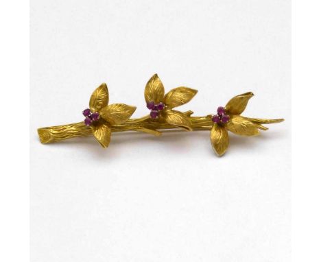 18ct gold and ruby leaf spray bar brooch, Birmingham import mark 1963, length 7cm, 9.5g.