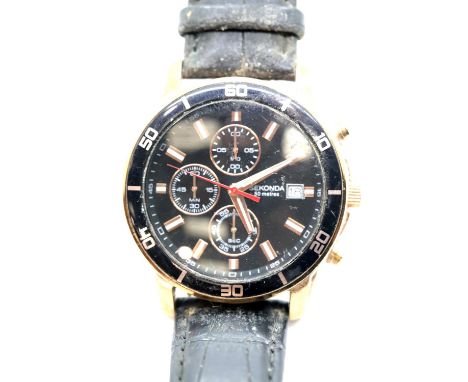 Sekonda gents Quartz wristwatch with date aperture on a leather strap. P&P Group 1 (£14+VAT for the first lot and £1+VAT for 