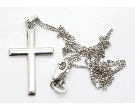 950 platinum cross pendant on a 9ct white gold chain (knotted), 2.8g. P&amp;P Group 1 (£14+VAT for the first lot and £1+VAT f
