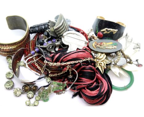 Mixed vintage costume jewellery, including a jade-type bangle, further metal bangles, earrings, necklaces etc. P&amp;P Group 