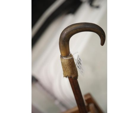 Antique alpine walking stick with probably Chamois skin and carved horn handle, L: 100 cm. P&amp;P Group 2 (£18+VAT for the f