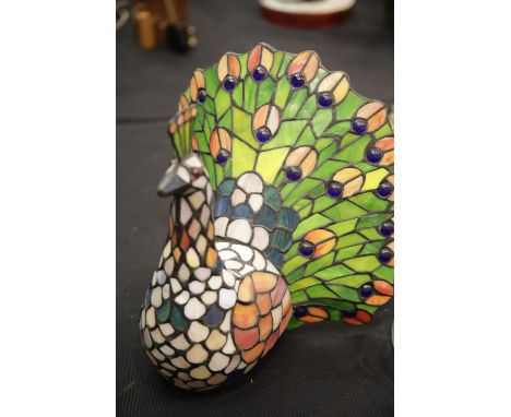 Tiffany style peacock lamp, H: 28 cm.  P&P Group 3 (£25 for the first lot and £5 for subsequent lots)Condition Report: All el