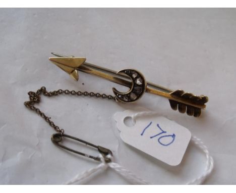 An attractive 15ct arrow bar brooch mounted with  a diamond crescent 4g      