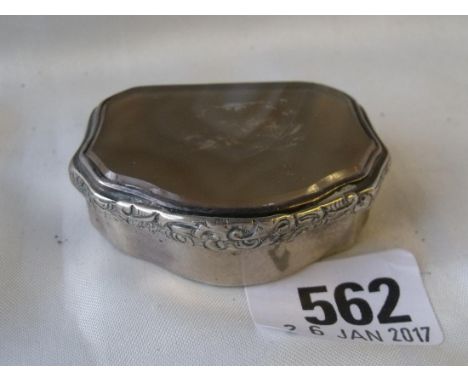18thc kidney shaped snuff box with agate cover the base engraved 2” dia        
