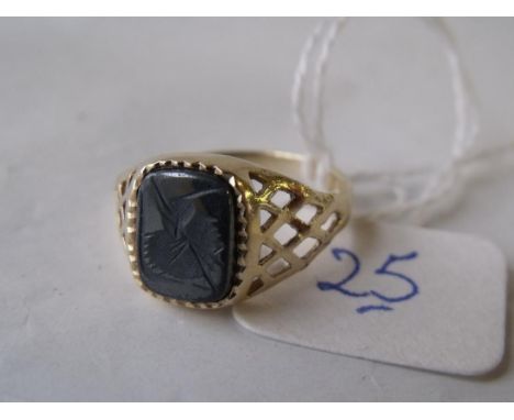 9ct intaglio ring 'M'       