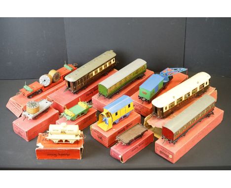 11 Boxed Hornby O gauge items of rolling stock to include BP Petrol Tank Wagon in cream, Breakdown Van and Crane, Trolley Wag