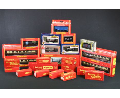 24 Boxed OO guage items of rolling stock to include Hornby R401 Operating Royal Mail Coach, 19 x other Hornby / Triang featur