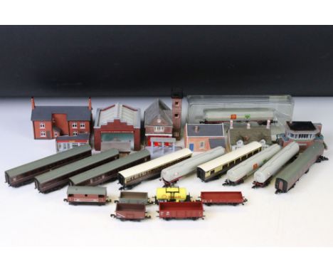 Collection of N gauge model railway to include Fleischmann 0-4-0 DB locomotive, 16 x items of rolling stock and around 10 x t