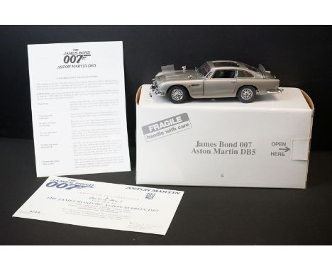 Boxed Danbury Mint James Bond 007 Aston Martin DB5 1:24 scale diecast model in silver, with CoA, serial no. 6214. Diecast ex,