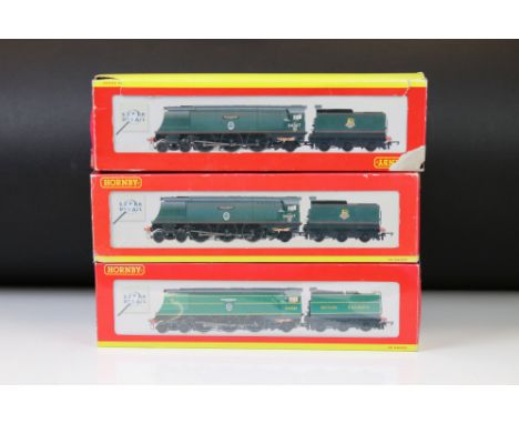 Three boxed Hornby OO gauge Super Detail locomotives to include R2220 BR 4-6-2 Battle of Britain Class 34081 '92 Squadron and