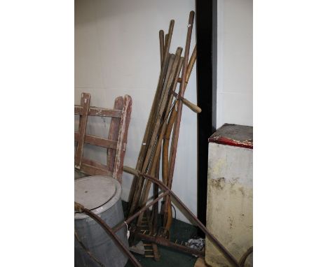 Collection of garden tools, to include rakes, pitchforks, hoe, branch etc. (10)