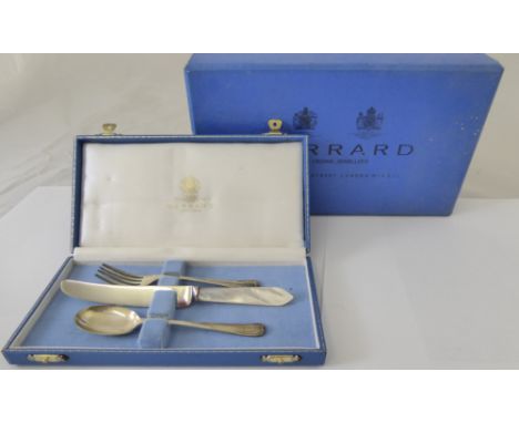  A Garrard silver christening set, comprising of a silver fork and spoon, hallmarked Sheffield and a mother of pearl handled 