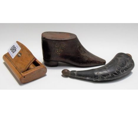 Icelandic snuff horn with engraved foliate decoration, together with two 19th Century snuff boxes, one in the form of a shoe 