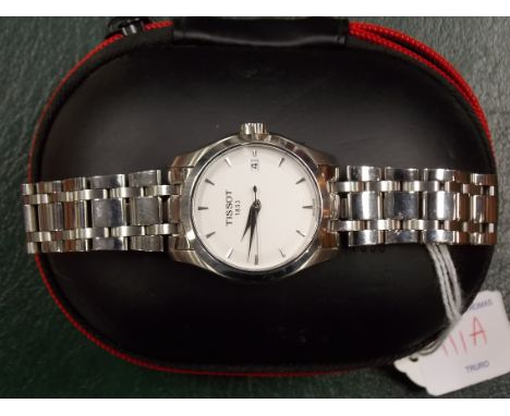 Contemporary Tissot gent's stainless steel quartz bracelet watch within original case.