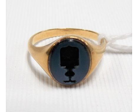 19th Century gold signet ring with armorial intaglio stone carved matrix, weight 3.8g approx