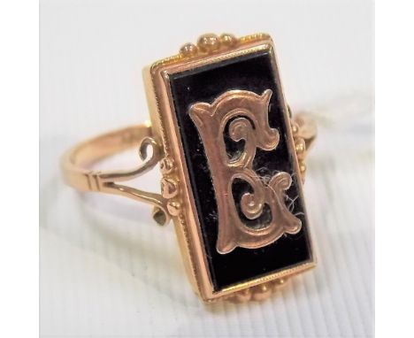 Victorian 9ct rose gold mourning ring, the rectangular front set with black onyx and a capital 'E', weight 4g approx