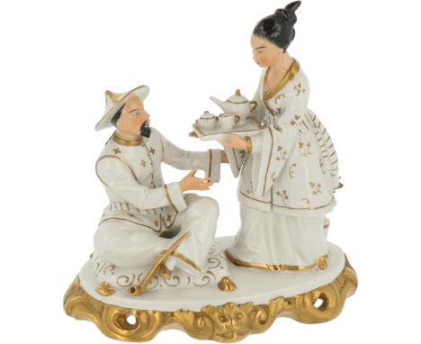 A porcelain group of two Asian figures. Sitzendorf, 2nd half 20th century. Size 16 x 18 cm. Estimate: € 20 - € 40.